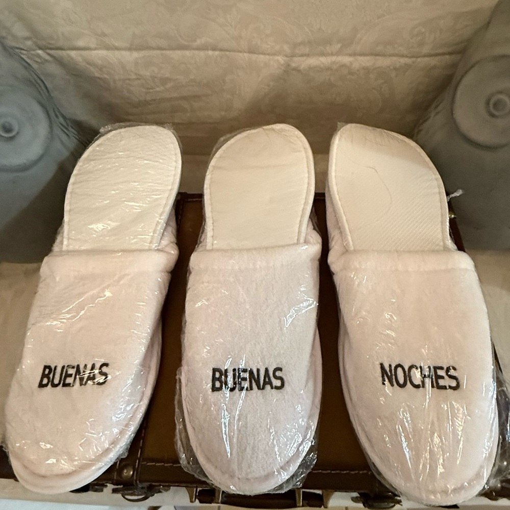 ⚡️Buenas Noches Hotel Slippers - 3 Slippers
